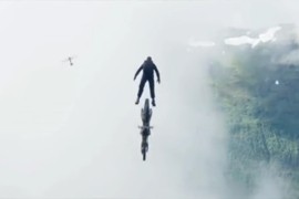 Pogledajte kako Tom Kruz motorom skače u provaliju