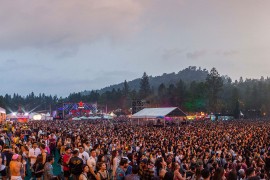 Malezija prekinula muzički festival jer je frontmen na sceni poljubio ...