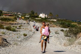 Dramatično u Grčkoj: Vatra zahvatila kuće i hotele, bježe hiljade ...