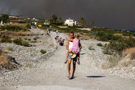 Bukte požari širom Grčke: Vatra prijeti hotelima