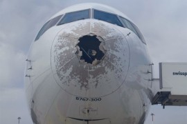 Led veličine teniske loptice oštetio avion (FOTO)