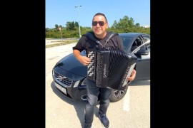 Harmonikaš nesvakidašnjim "oglasom" prodaje svoj automobil (VIDEO)