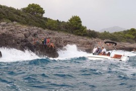 Tragedija kod Tivta: Talasi bacili kupače na stijene, jedna osoba ...