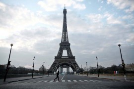 Pet muškaraca napalo turistkinju u Parizu