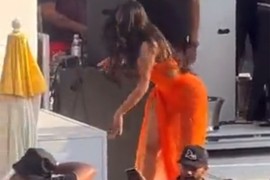 Pjevačica mikrofonom gađala obožavaoca na koncertu (VIDEO)