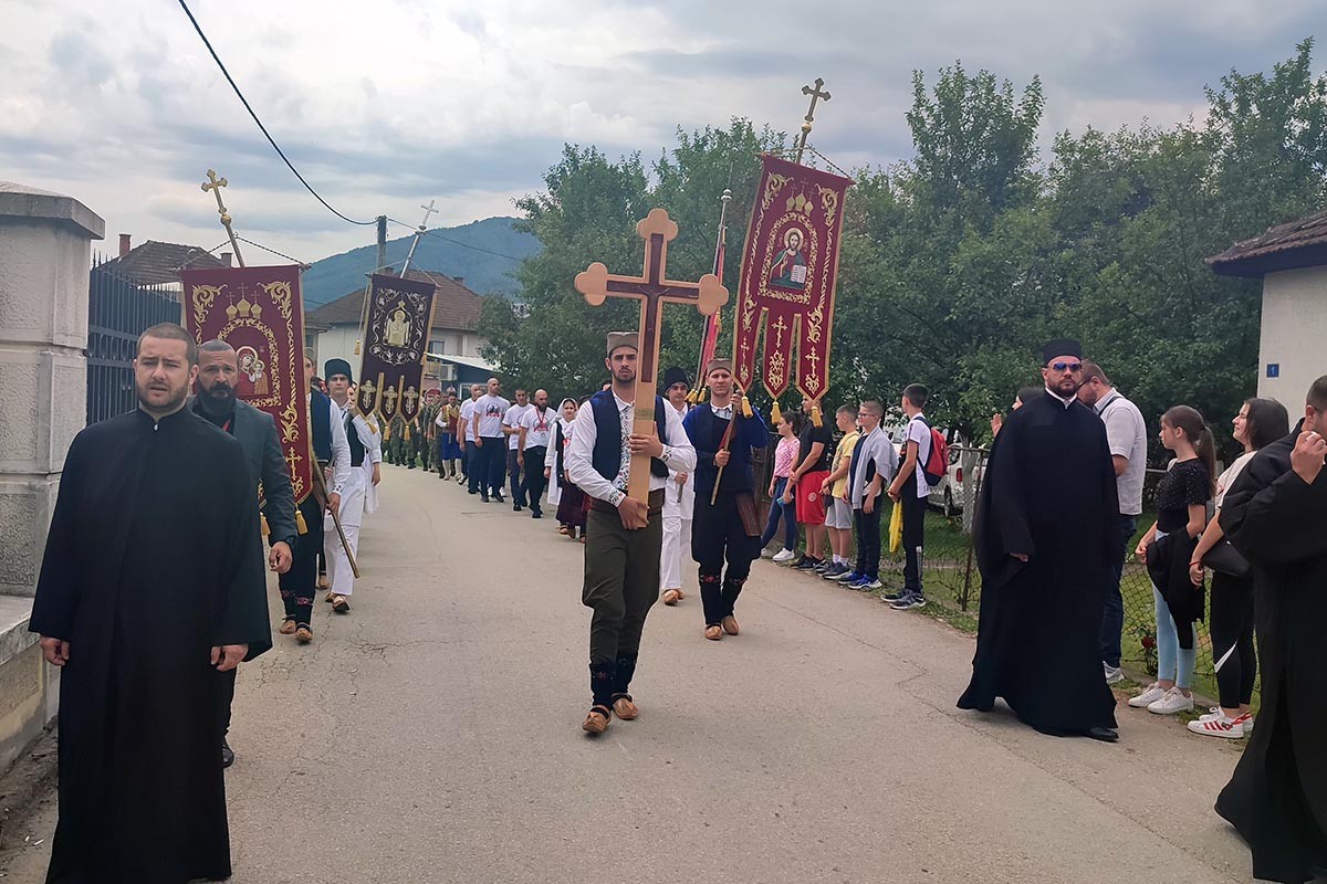 Služen parastos stradalim Srbima iz Podrinja, položeni vijenci i cvijeće