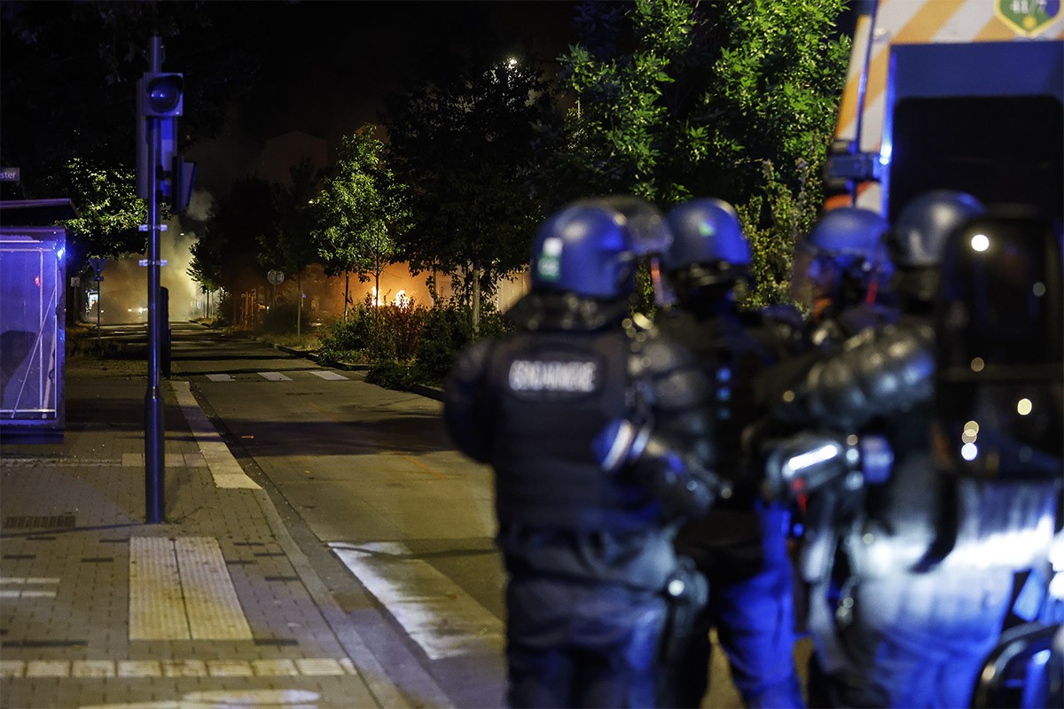 Veliki broj ljudi na sahrani ubijenog tinejdžera u Parizu, situacija napeta