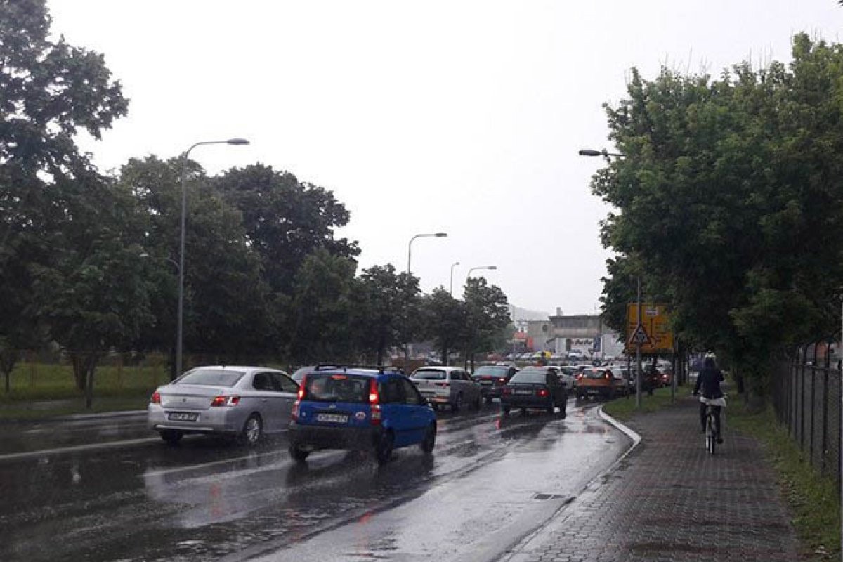 Potreban oprez, mjestimično vlažni kolovozi