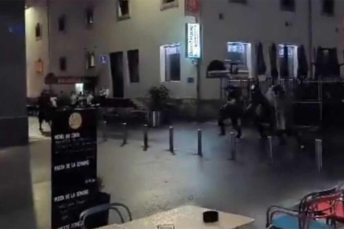 Neredi i u Švajcarskoj: Demonstranti napadali policiju (VIDEO)