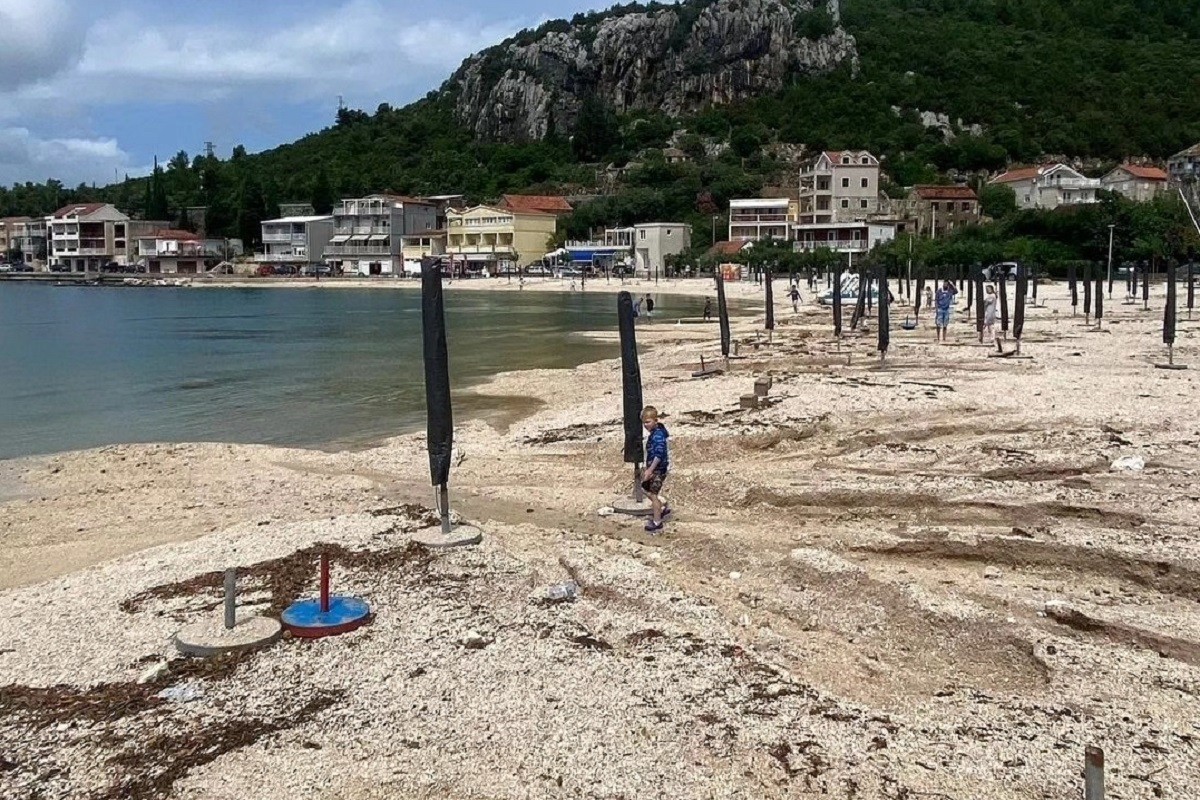 Fekalije završile na plaži u Dalmaciji (FOTO/VIDEO)