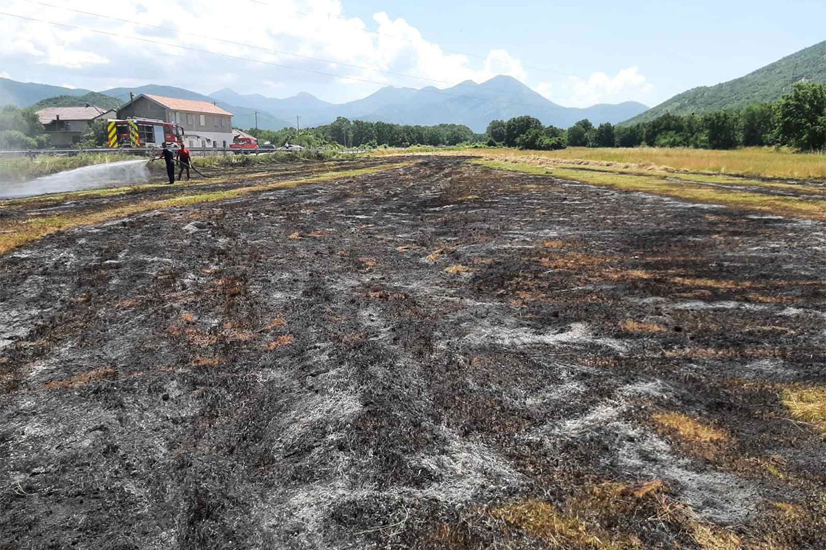 Vatrogasci domaćinu spasili traktor, ali sijeno izgorjelo (FOTO)