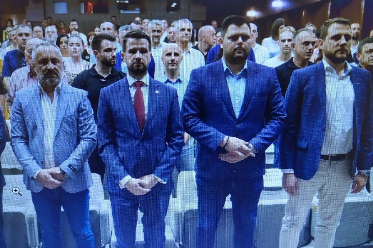 Gradonačenik Nikšića tokom intoniranja himne Crne Gore pokazao srednji prst? (FOTO)