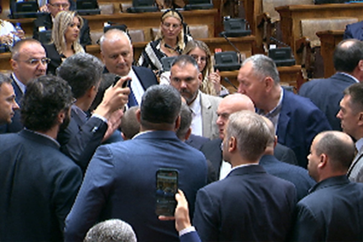 Skupština Srbije: Sjednica nastavljena, ali bez Martinovića