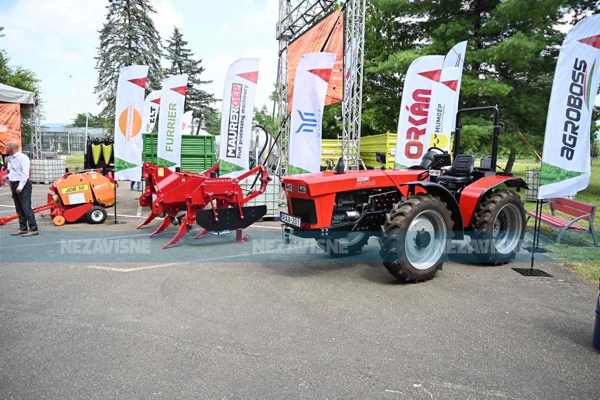 Stigao prvi kontigent poljoprivrednih mašina iz Mađarske u Srpsku (FOTO)