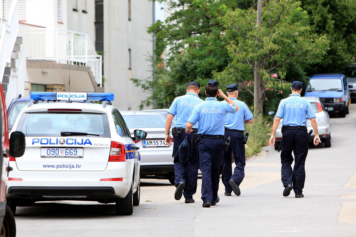 Sletjela autom na terasu hotela punu gostiju