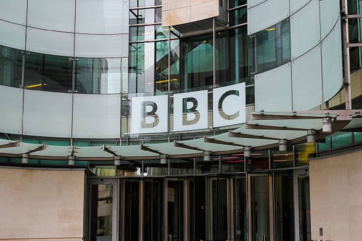 Zvijezda BBC-ja optužena da je platila tinejdžeru za eksplicitne fotografije