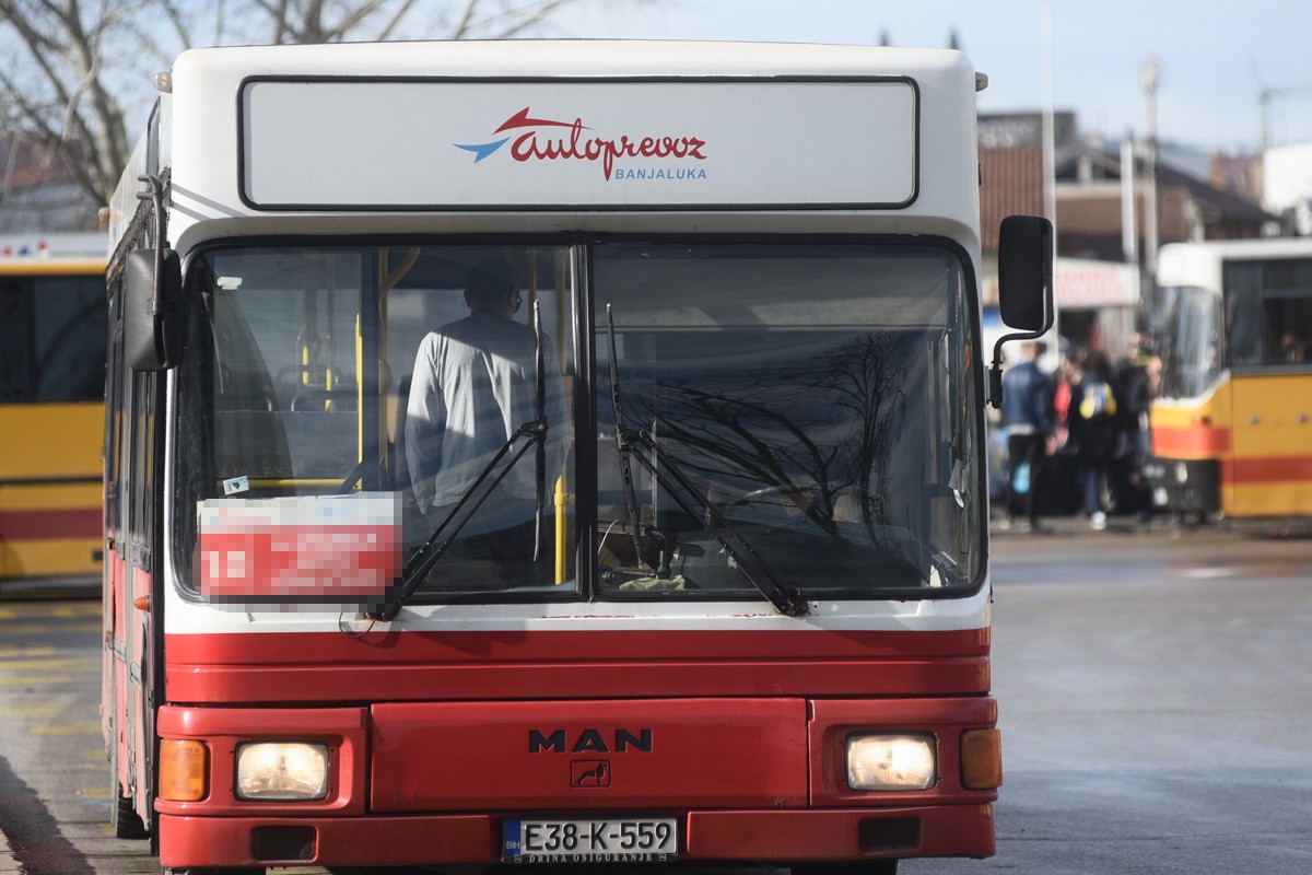 Prepucavanje škole i prevoznika u Banjaluci udarilo roditelje po džepu