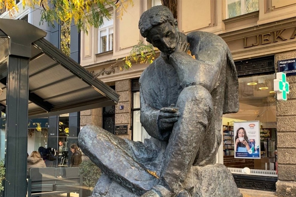 Ostavljeno smeće na spomeniku Nikoli Tesli u Zagrebu (FOTO)