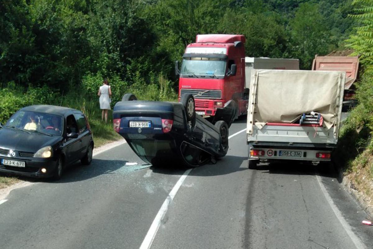 Nezgoda na izlazu iz Banjaluke, vozilo završilo na krovu (FOTO)
