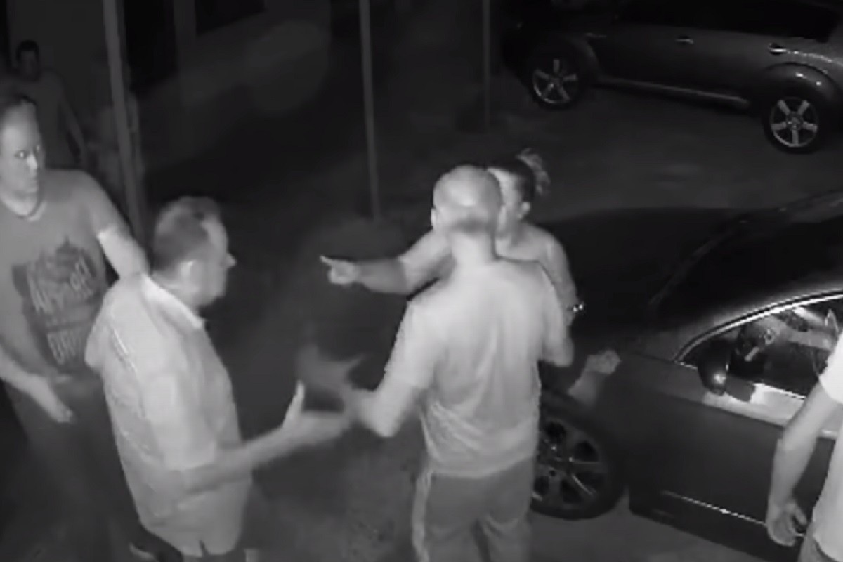 Načelnik opštine fizički napao vlasnicu kafića (UZNEMIRUJUĆI VIDEO)