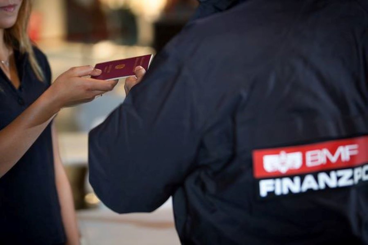 Finanzamt, koji lovi radnike na crno, "uhvatio" Srbina dok im je prao kancelarijske prozore