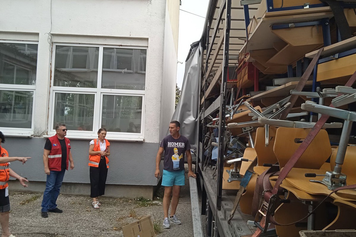 U školu u Sanskom Mostu stigao namještaj iz Švajcarske