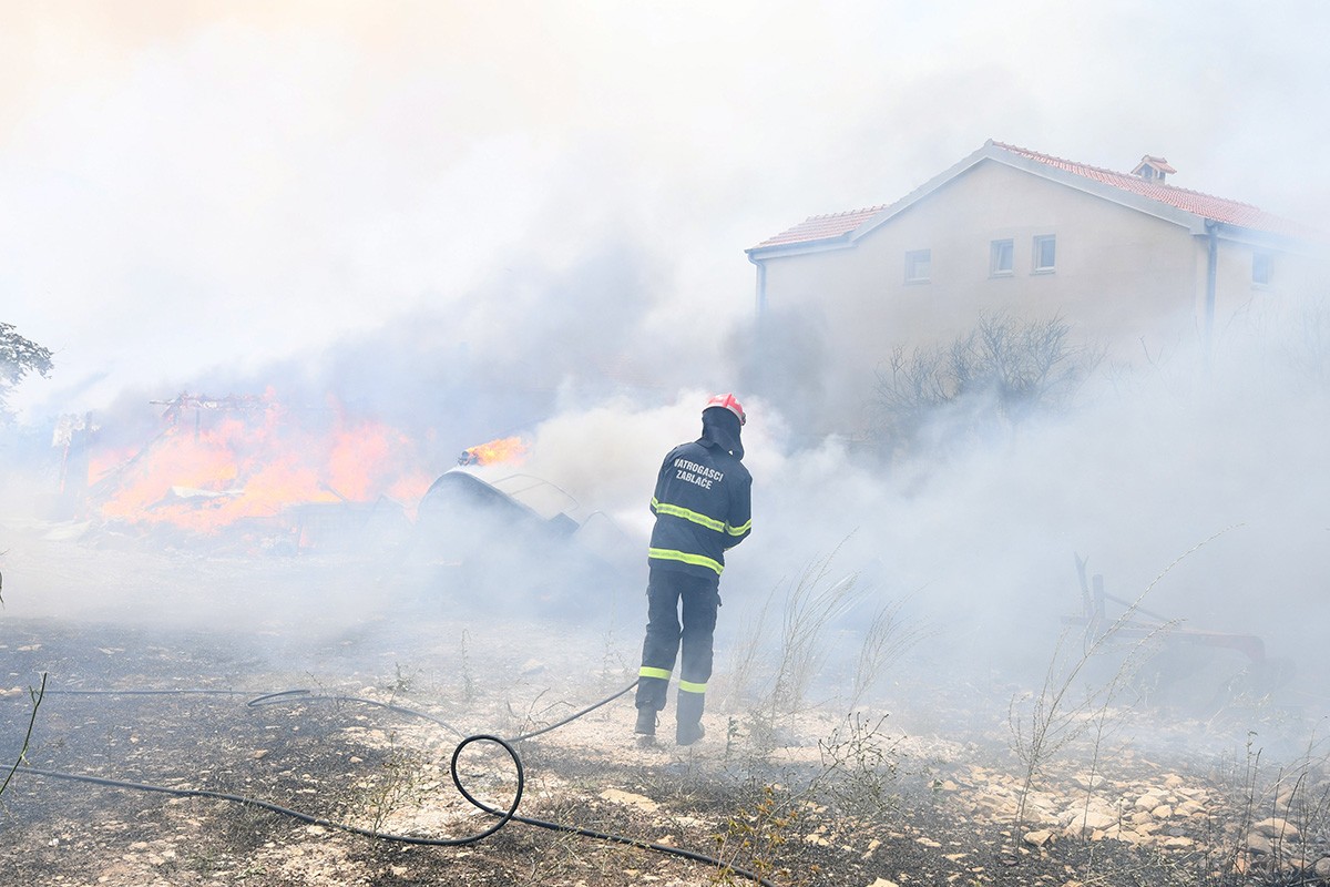 Požar u Dalmaciji ne jenjava, pomoć potražile i porodice iz BiH