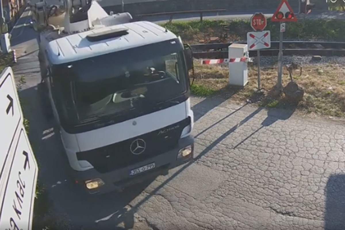 Nesavjesni vozači u Banjaluci voze preko pruge iako je rampa spuštena (VIDEO)