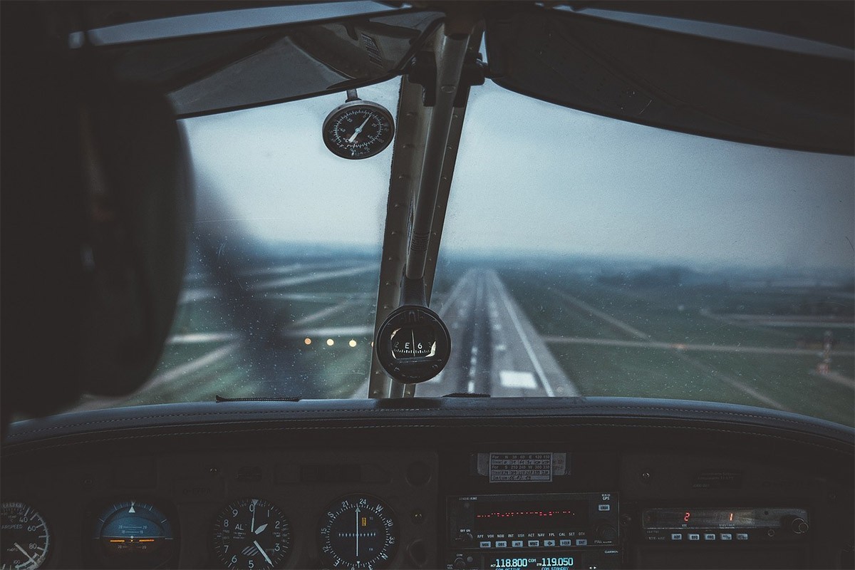 Pilotu malog aviona pozlilo, putnica prizemljila letjelicu
