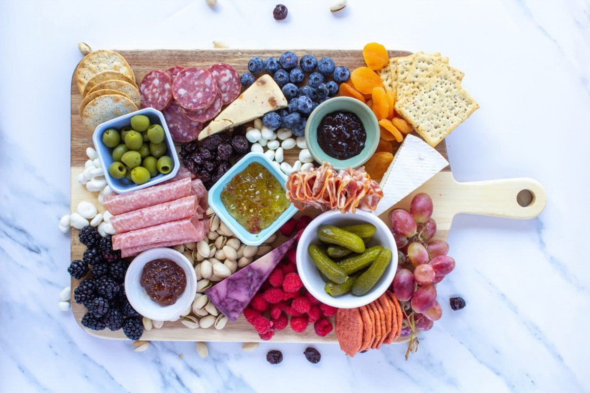 Kako napraviti charcuterie platu i uživati u lako pripremljenoj hrani tokom ljeta?