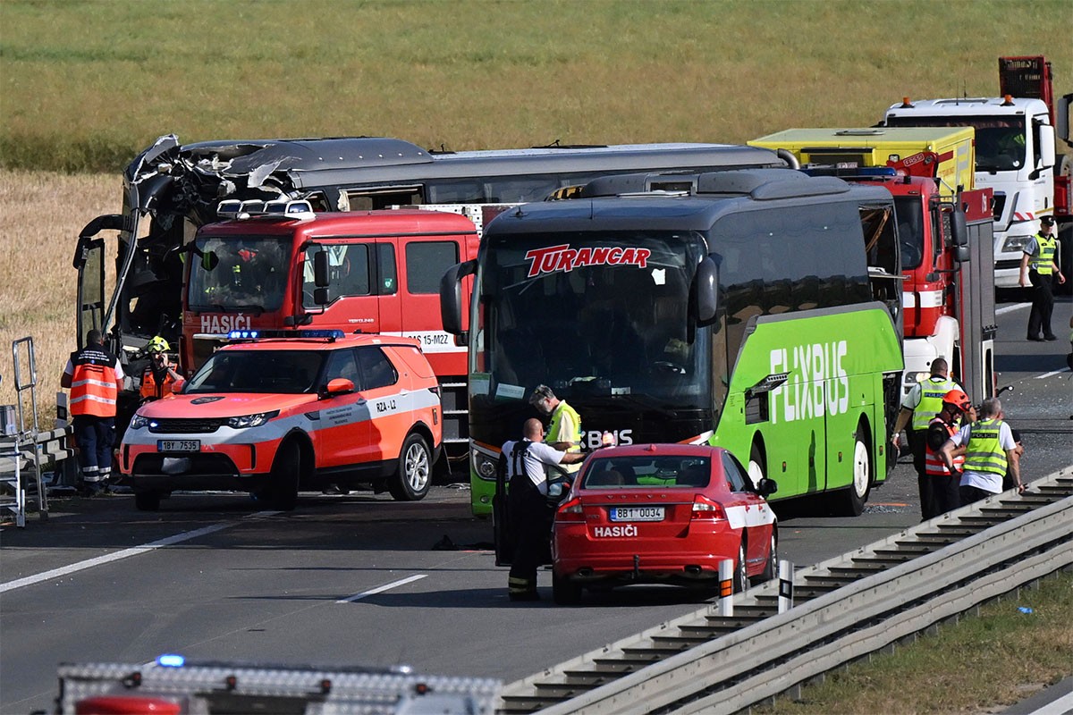 Sudar dva autobusa: Vozač poginuo, 50 putnika povrijeđeno