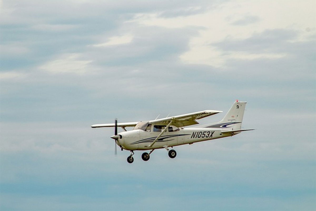 Avion pao na aerodromski hangar u Poljskoj, poginulo pet osoba