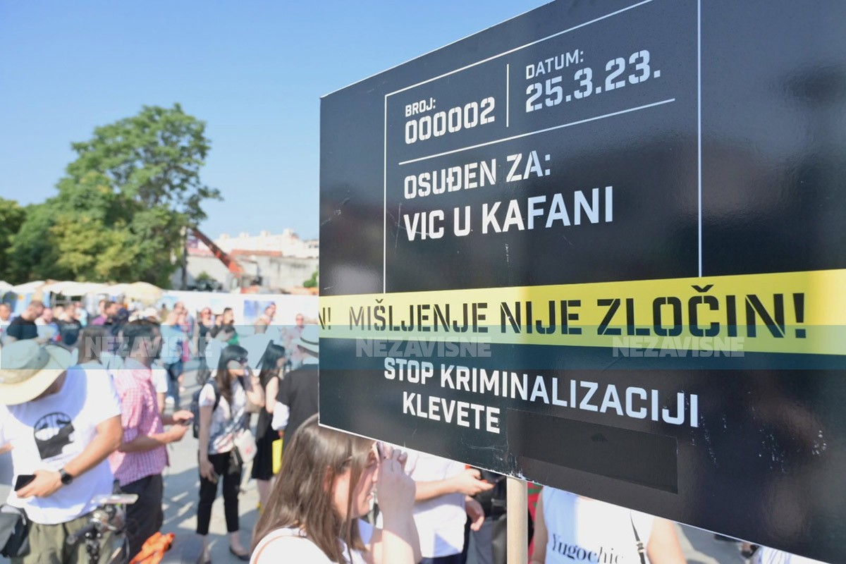 Protesti u Banjaluci: Novinari pozvali vlast da odustane od kriminalizacije klevete (FOTO/VIDEO)