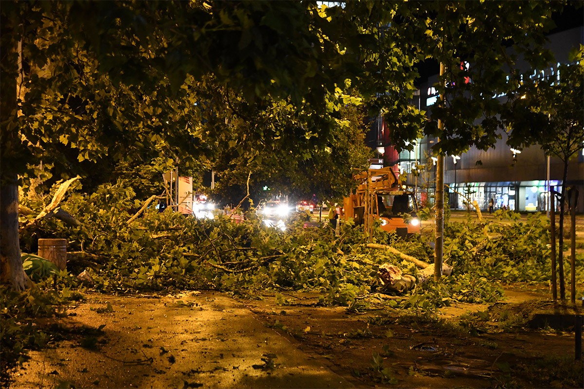 Snažno nevrijeme pogodilo Srbiju: Krovovi letjeli, oboreni semafori i stabla