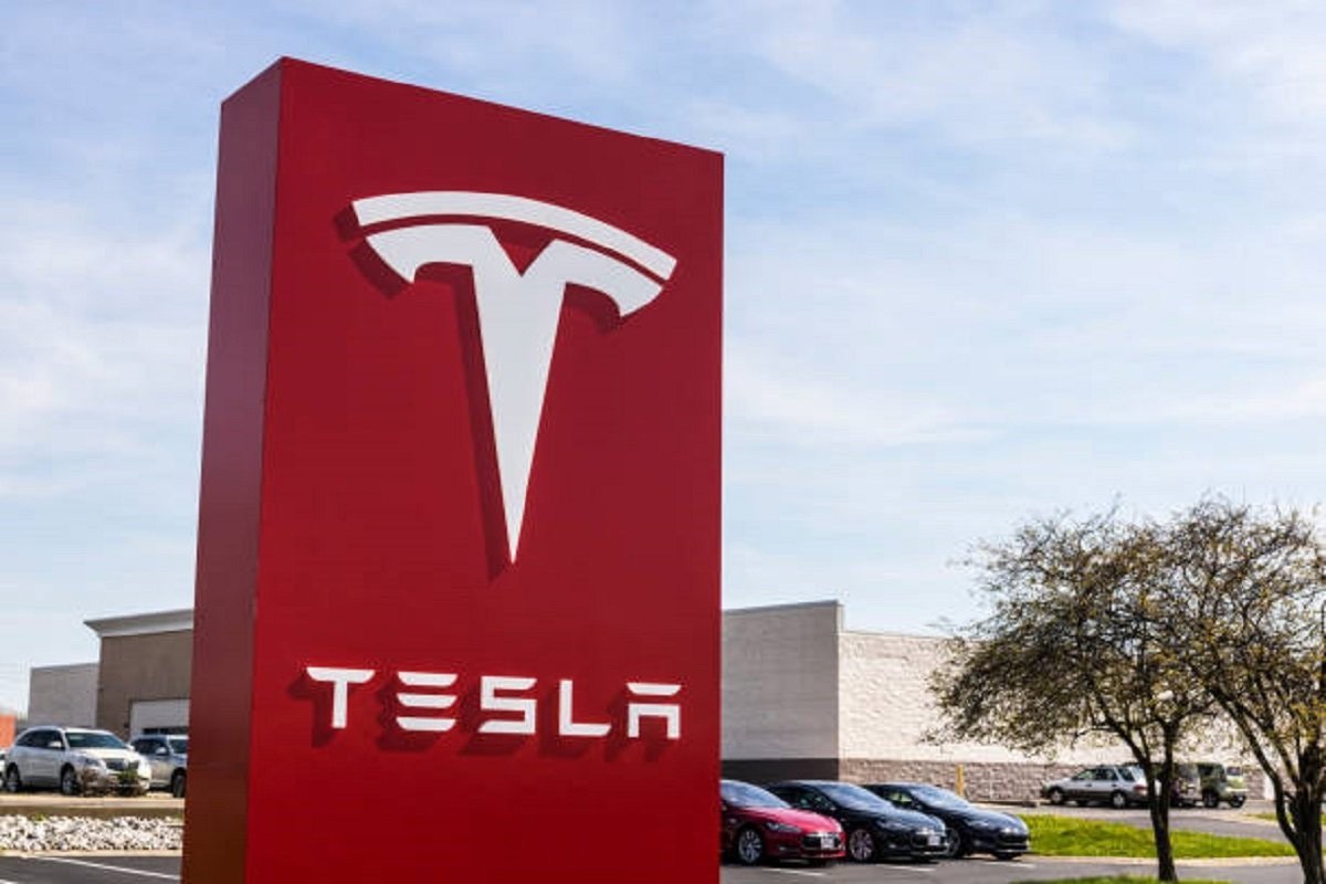 Tesla povlači sa tržišta 16.000 vozila zbog problema sa sigurnosnim pojasevima