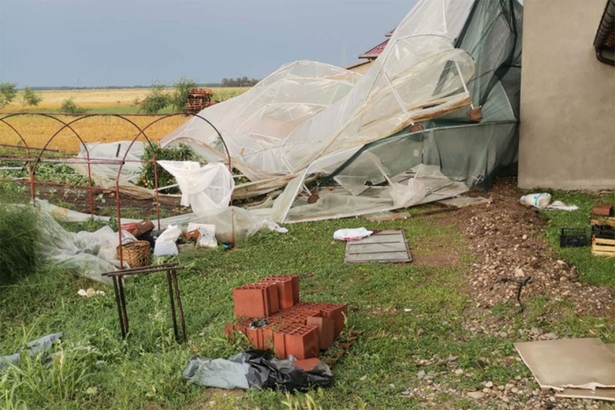 Nevrijeme poharalo i gradiška sela: Stradale kuće, štale, voćnjaci i zasadi (FOTO)