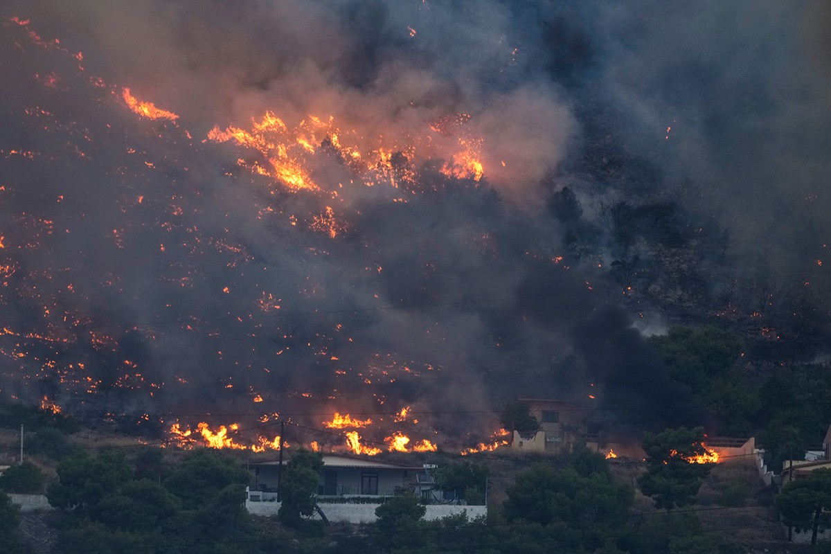 Vatrogasci u Atini izgubili kontrolu nad požarom