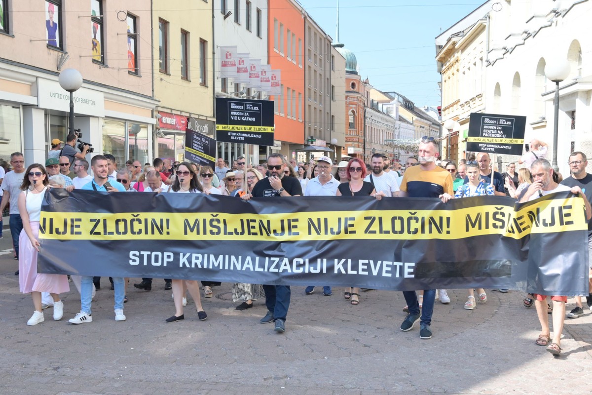 Novinari NEĆE pokleknuti, ne smiju ni građani