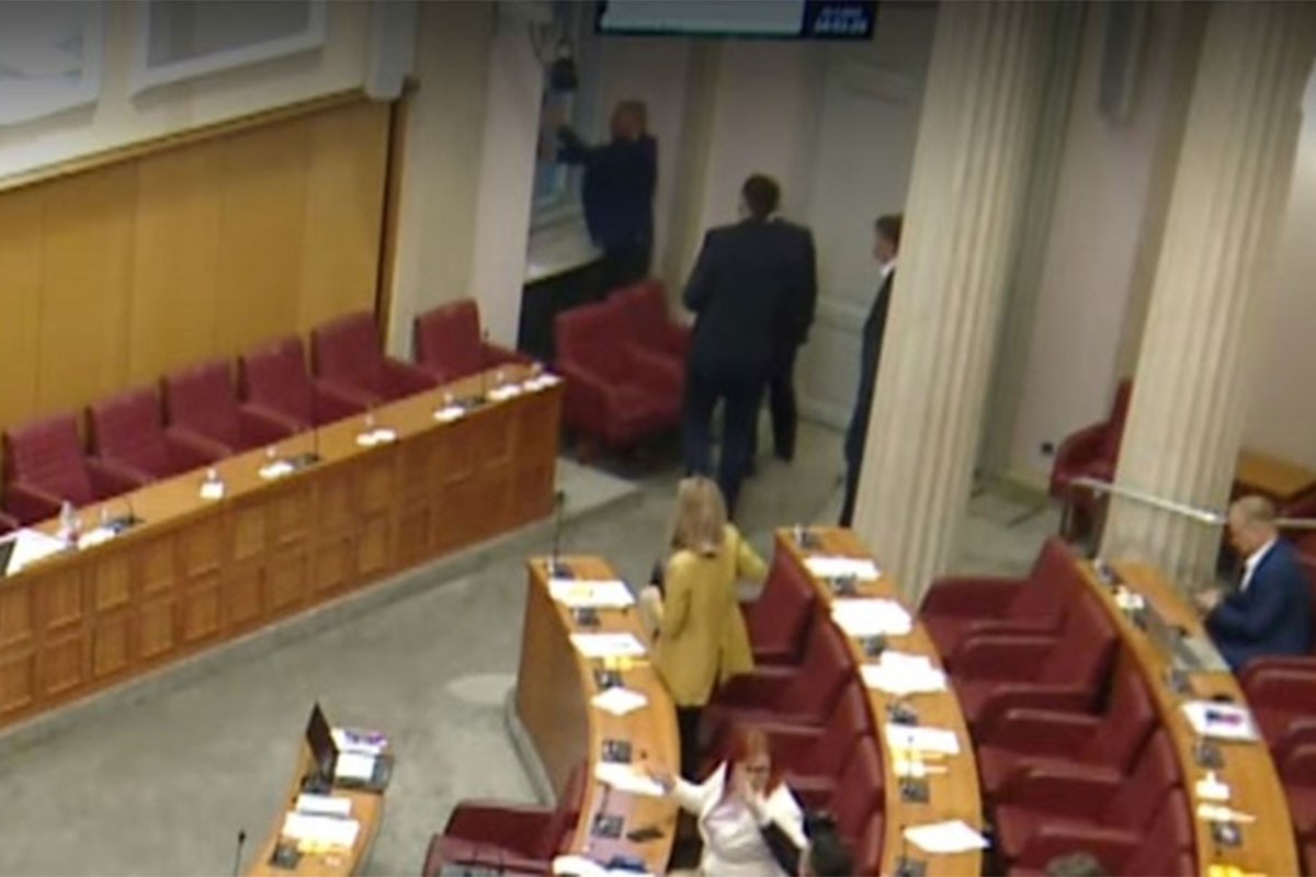 Voda probila u Hrvatski sabor: "Zatvorite prozor"