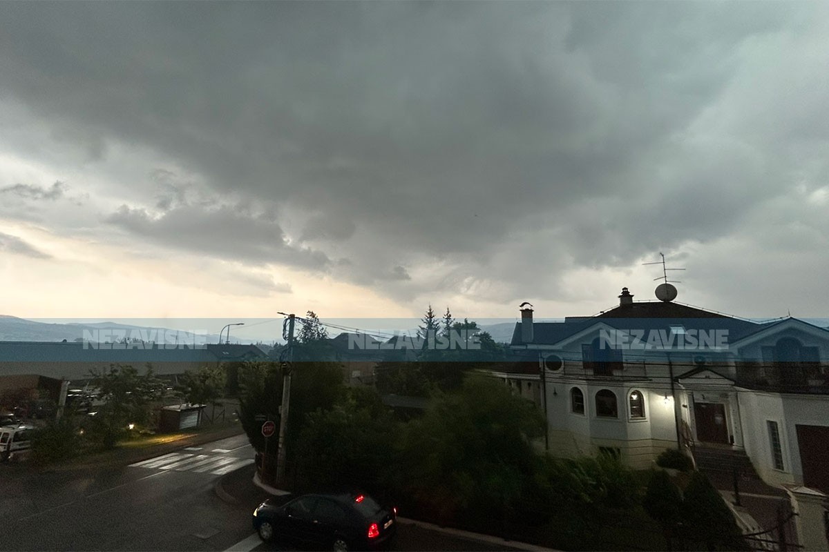 Nevrijeme stiglo u Srpsku: Oluja u Banjaluci (FOTO/VIDEO)