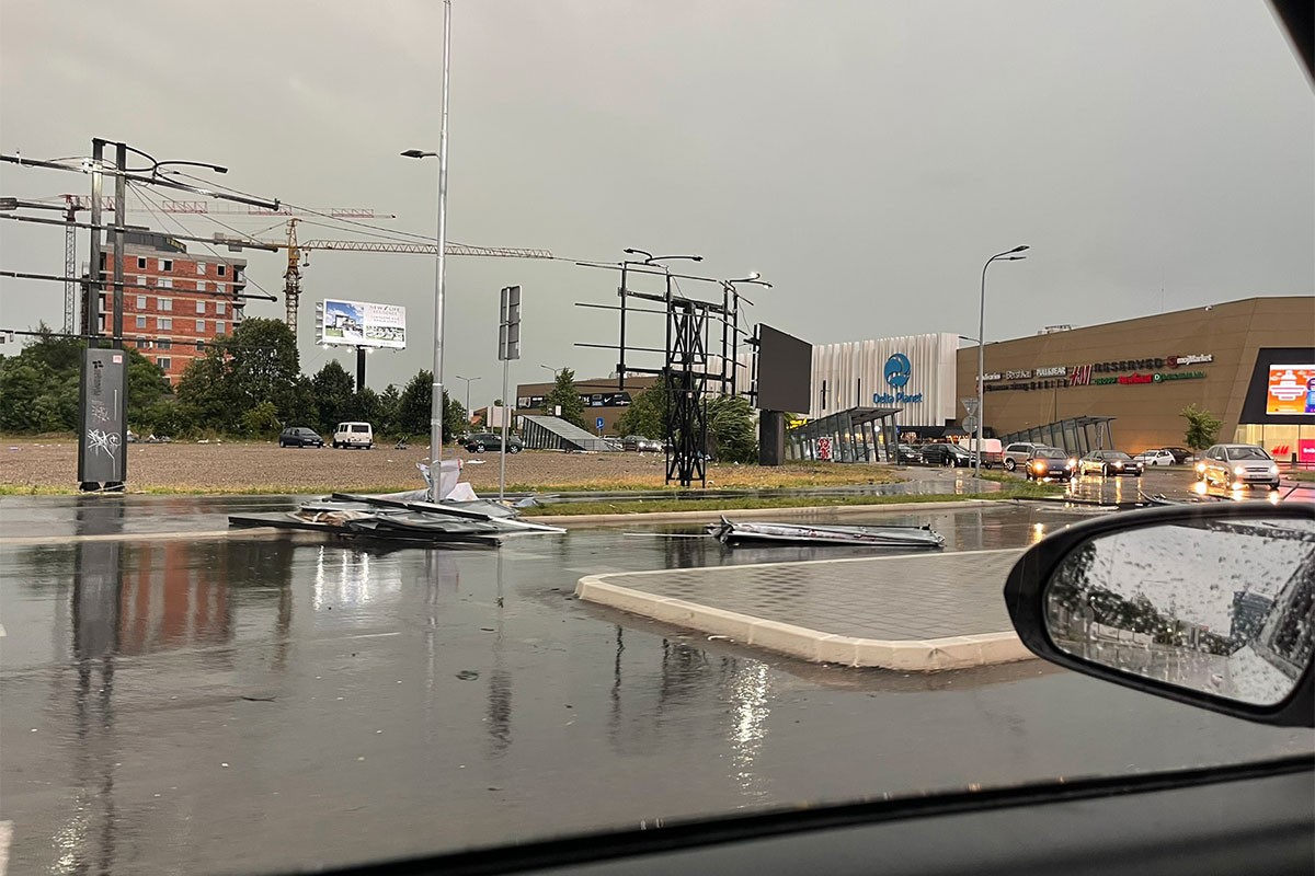 Vjetar u Banjaluci čupao znakove i obarao drveće (FOTO/VIDEO)