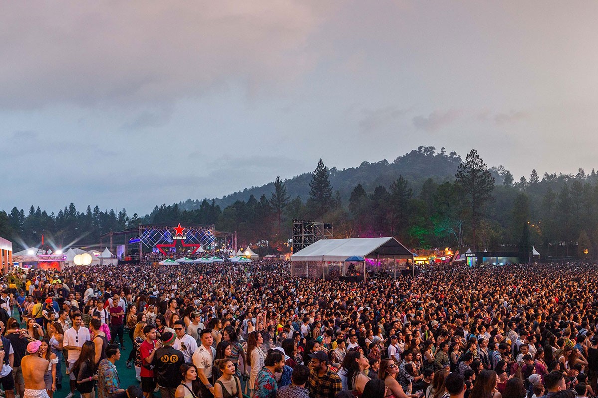 Malezija prekinula muzički festival jer je frontmen na sceni poljubio kolegu