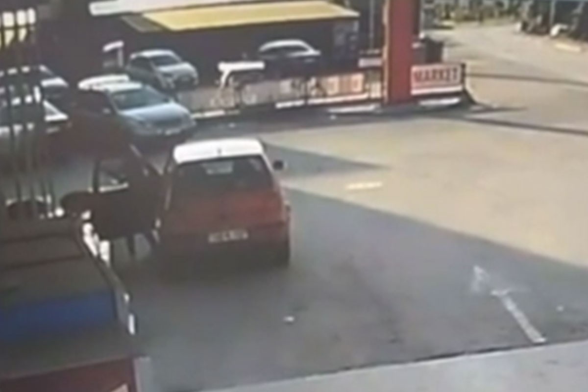 Neobična scena u Palama: Auto sam "pobjegao" s pumpe, vozač ostao zatečen (VIDEO)