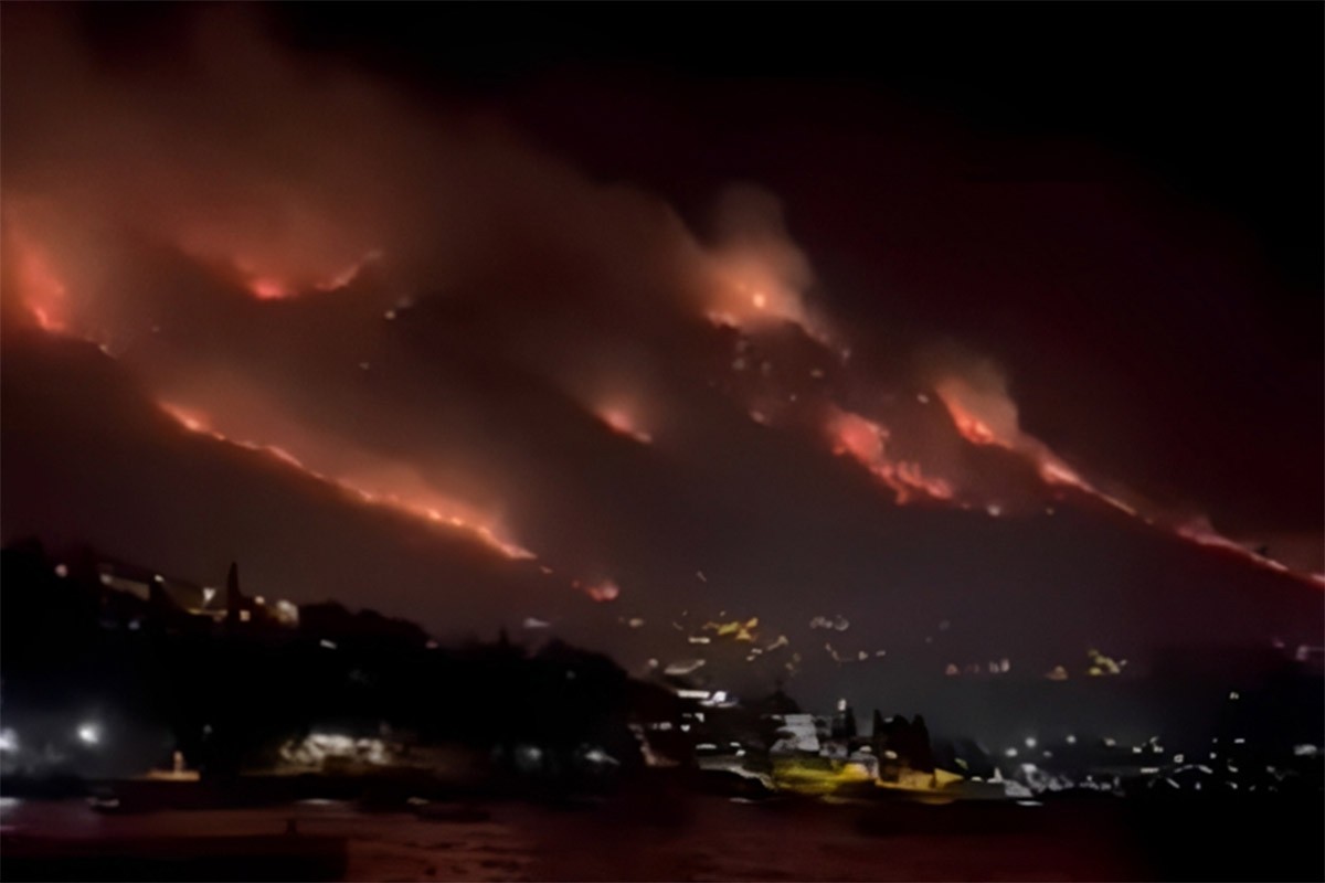 Vatrogasci se cijelu noć borili protiv požara kod Dubrovnika, stižu kanaderi (VIDEO)