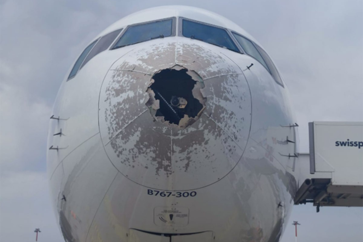 Led veličine teniske loptice oštetio avion (FOTO)