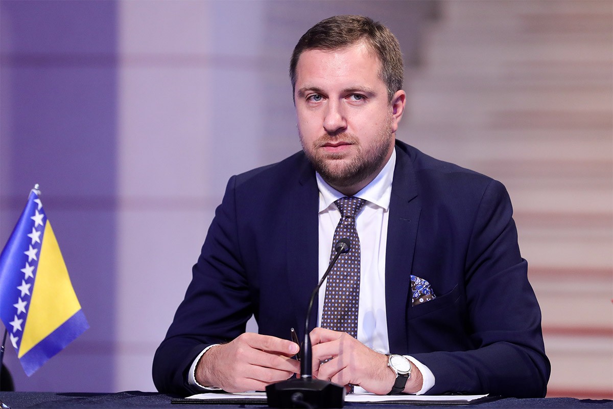 Skaka optužen zbog dovođenja rasvjete u naselje u kojem ima vikendicu