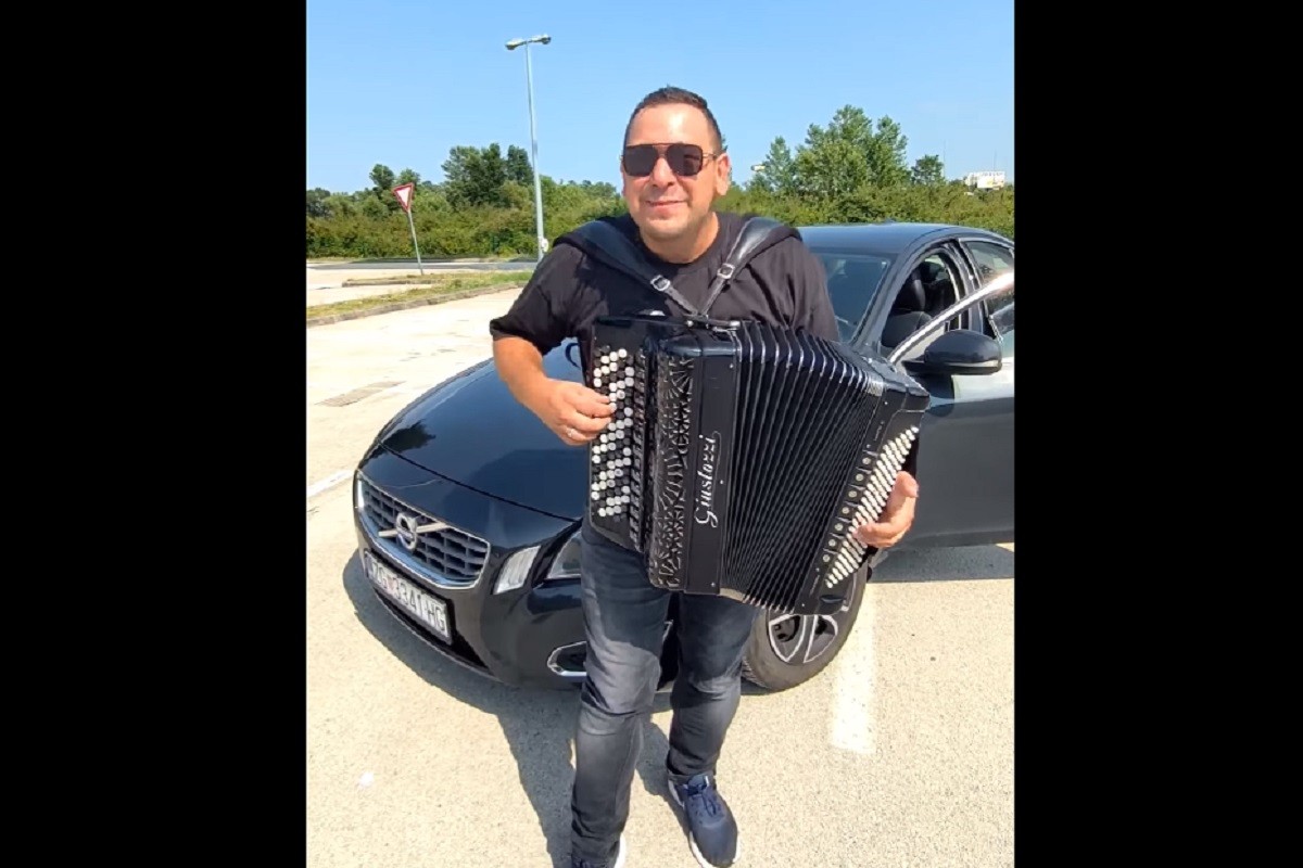 Harmonikaš nesvakidašnjim "oglasom" prodaje svoj automobil (VIDEO)