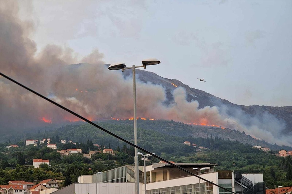 Vjetar rasplamsao požar kod Dubrovnika, vatra prelazila i u BiH (FOTO)