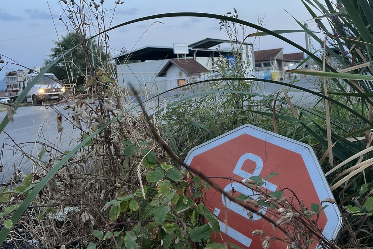 Znak stop završio u jarku