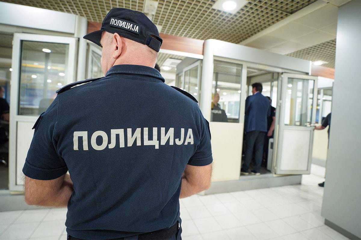 Putnik preminuo na "Tesli" čekajući prtljag